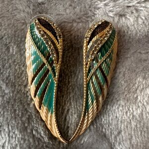 Monet Vintage Gold Tone Feather Ribbed Texture &  Curved Silhouette Earrings GUC